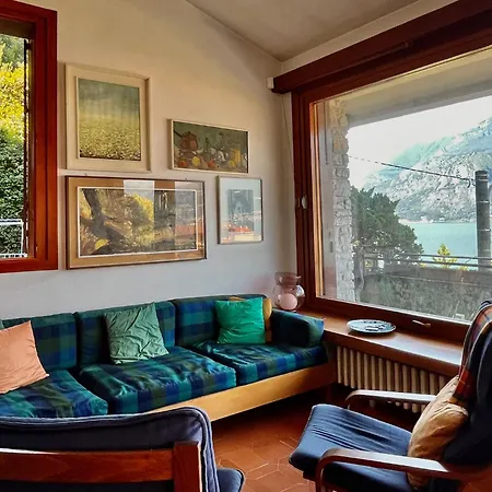 Nella Back To 70' Villa Varenna